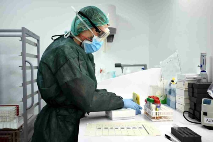 Una professional sanitària vestida amb un equip de protecció contra la Covid-19 Una professional sanitària vestida amb un equip de protecció contra la Covid-19