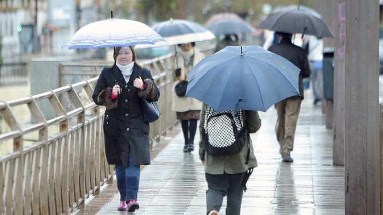 Gente con paraguas