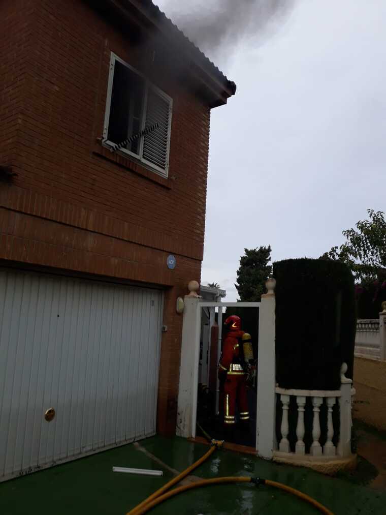 El foc s'ha originat en una habitació, que ha quedat totalment calcinada