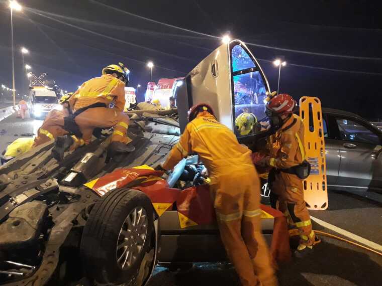 Els bombers han hagut de rescatar a un dels conductors implicats