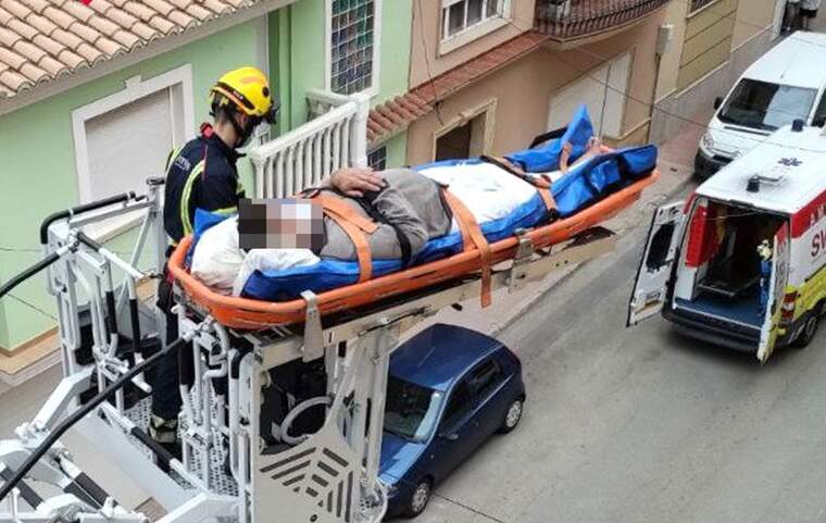 Bombers assisteixen a un home amb discapacitat després de trencar-se el maluc a El Verger