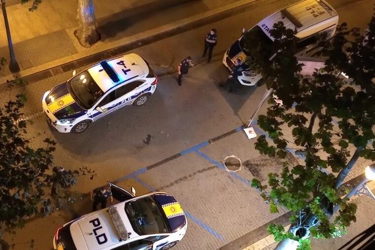 Vuitanta joves carreguen contra la Policia a Dénia i deixen tres agents ferits