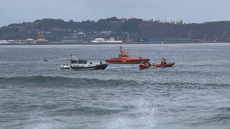 Una persona morta i un ferit després de bolcar la seua llanxa enfront de la costa de Gijón