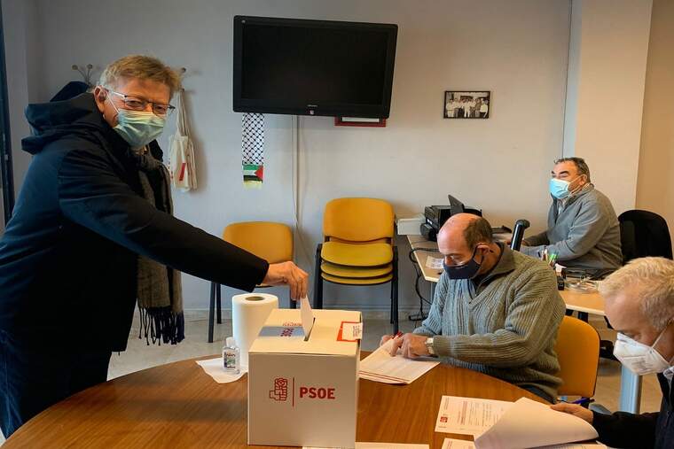 Ximo Puig votant en les primàries a Morella
