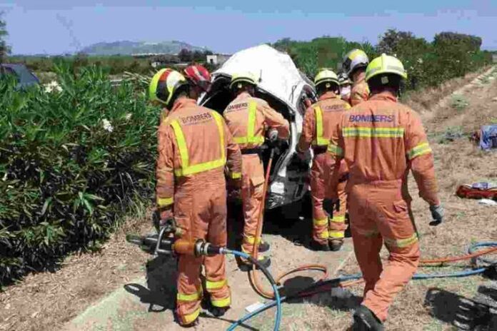 Els bombers han alliberat al ferit, que ha bolcat el cotxe en l'autopista