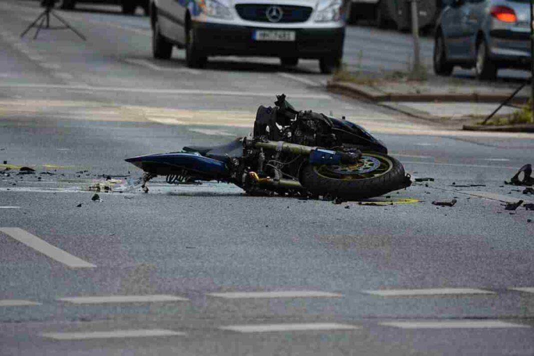 Un cotxe col·lisiona amb una moto en La Ribera