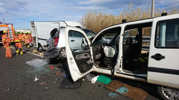 Imatge dels tres vehicles afectats en el sinistre