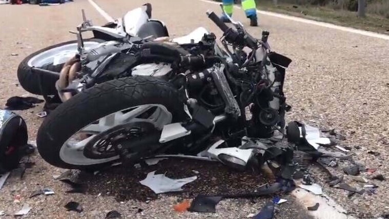 El motorista ha fallecido en el lugar del accidente