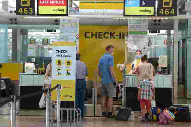 Pla general d'una taulell de facturació d'equipatge de l'Aeroport del Prat amb pocs passatgers