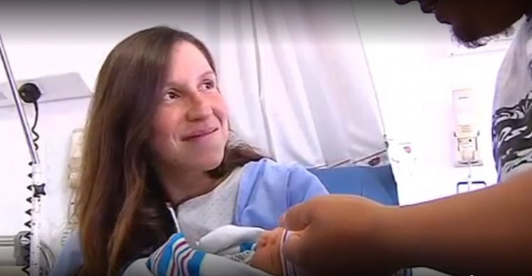 Andrea Campos después de haber dado a luz a su bebé