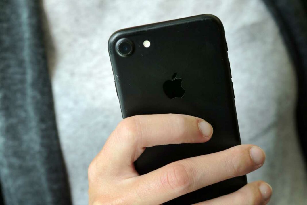 Apple incorporarà pròximament el català al seu assistent Siri.