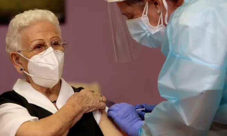 Araceli, de 96 anys, primera persona vacunada en Espanya