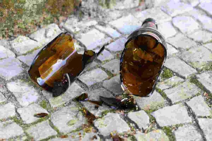 L'agressor li ha trencat una botella de vidre en el cap a la víctima