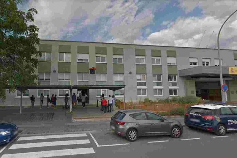 El xic ha 'apunyalat' la porta de la comissaria