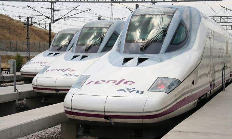 Imagen de algunos trenes del AVE en Galicia