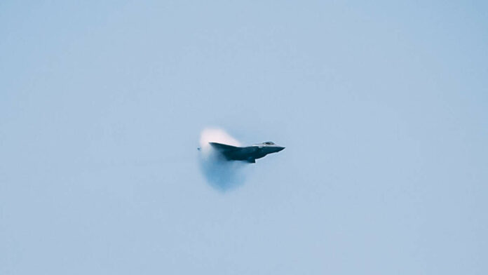 Un avió trencant la barrera del so, en una imatge d'arxiu