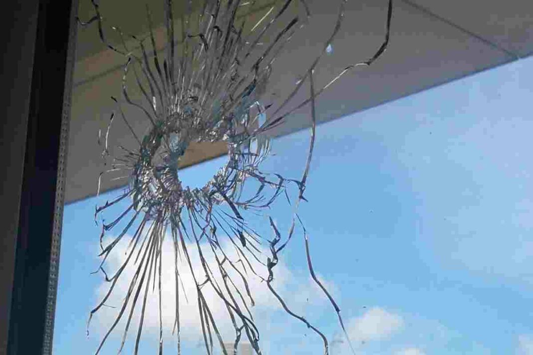 Així va quedar la finestra de l'escola d'Avinyonet després de l'impacte d'una bala