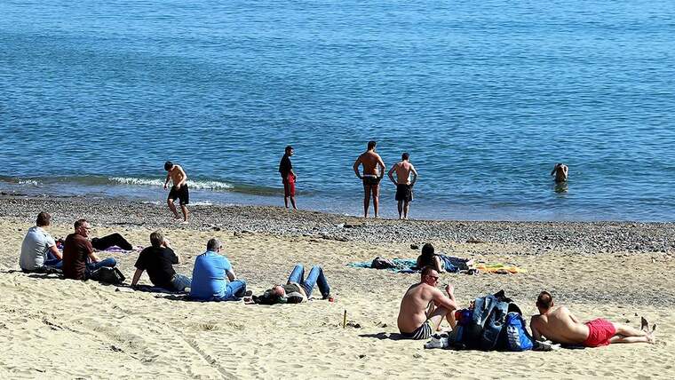 Barcelona permetrà als seus veïns aturar-se a la platja a prendre el sol, però no pas banyar-se.
