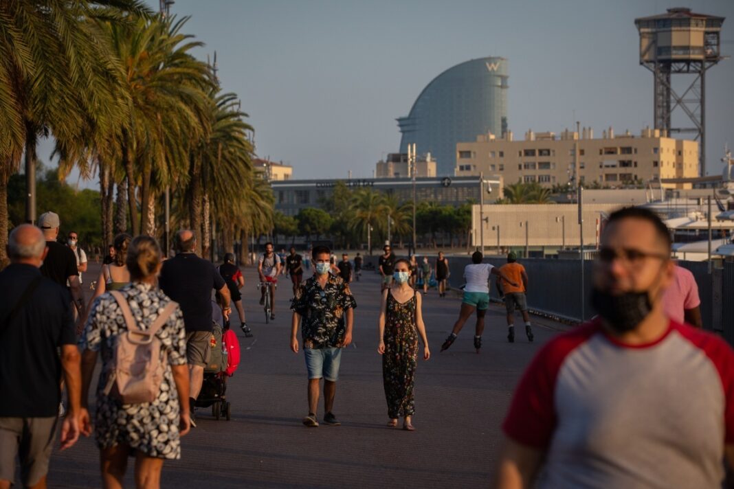 Gent passejant pels carrers de Barcelona el juliol del 2020