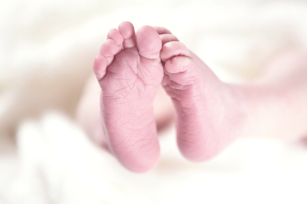Imatge d'arxiu dels peus d'un bebè recent nascut
