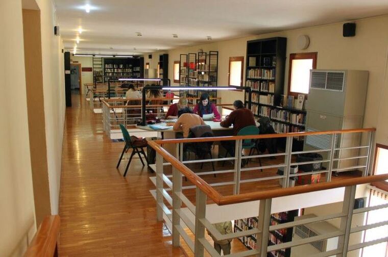 La biblioteca estava plena d'estudiants universitaris que es preparen per als exàmens de gener