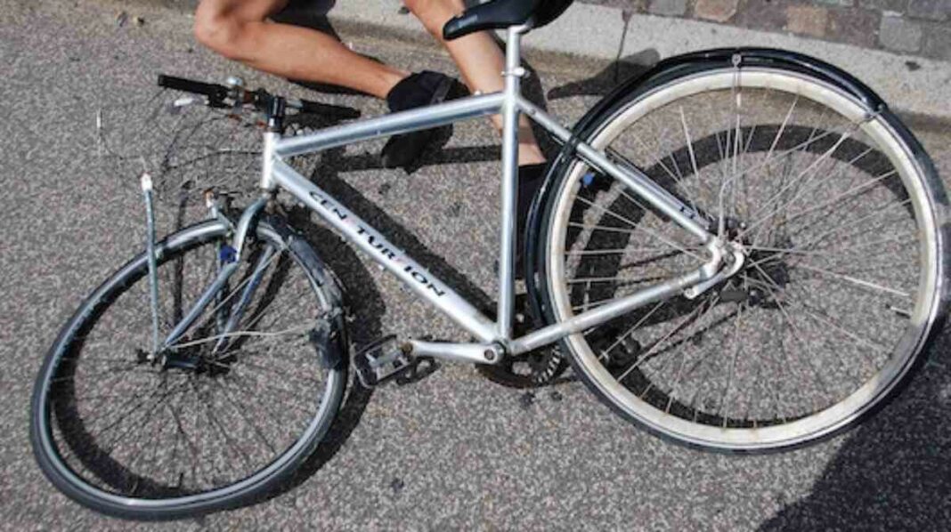 Imatge d'arxiu d'un ciclista accidentat, amb la bicicleta a terra
