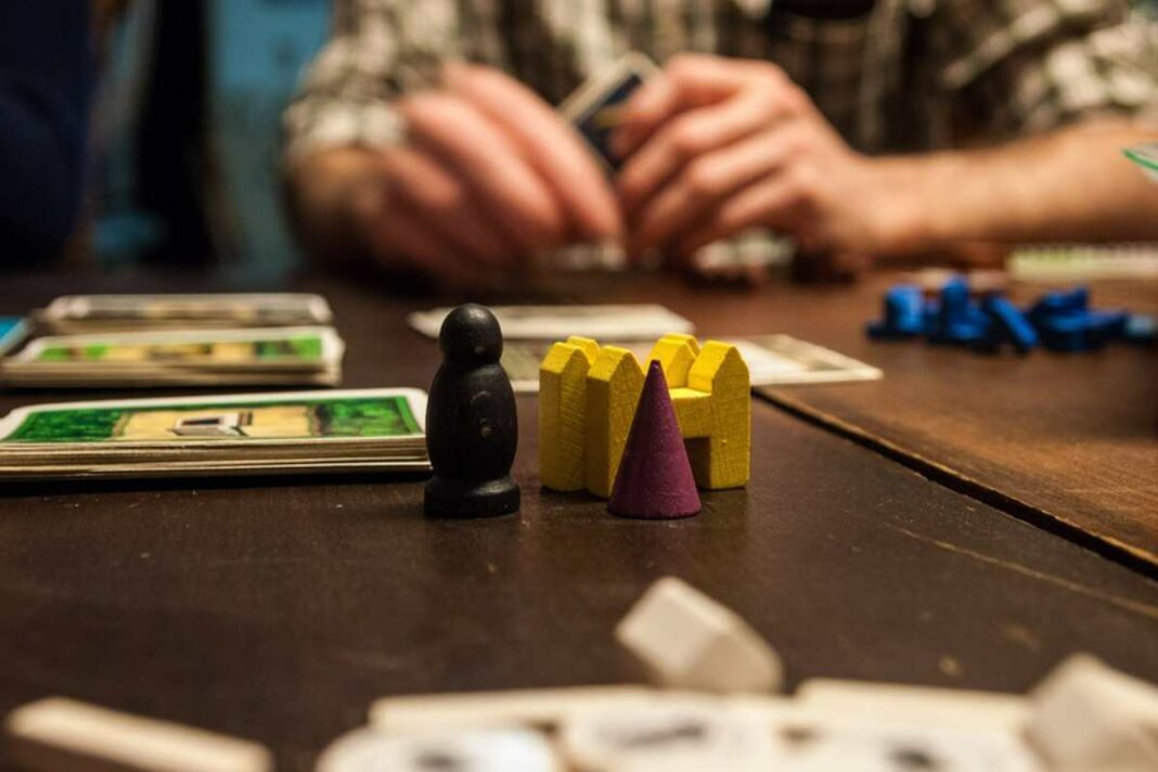 Imatge d'arxiu de persones jugant a jocs de taula