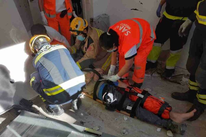 L'home ha caigut des del sostre de l'edifici