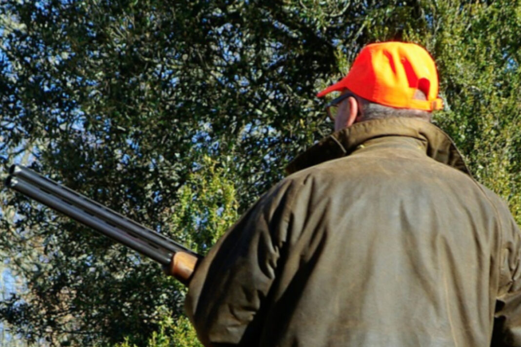 Un caçador encanona amb una escopeta dos policies locals