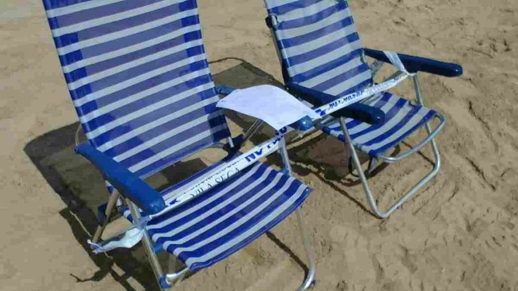 La Policia Local ja ha precintat cadires de platja