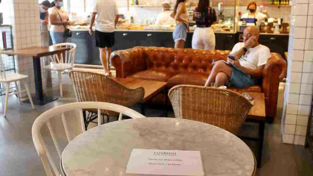 Una cafeteria de la plaça del Mercadal, amb taules no disponibles per garantir la distància de seguretat.