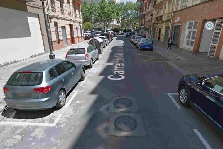 Accident entre una motorista de 32 anys i un cotxe en València