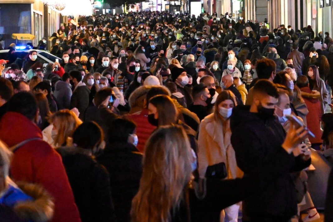 Carrers comercials del centre de Madrid, com la Preciados, es van omplir de gent durant Nadal