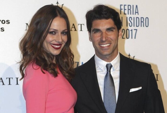 Cayetano Rivera i Eva González felices tras recuperar su coche Cayetano Rivera y Eva González felices tras recuperar su coche