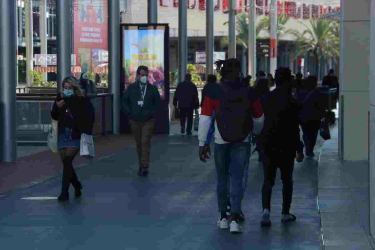 Els centres comercials obriran dos dies festius per Setmana Santa en la Comunitat