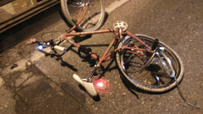 El conductor del vehículo se dio a la fuga tras arrollar al ciclista El conductor del vehículo se dio a la fuga tras arrollar al ciclista