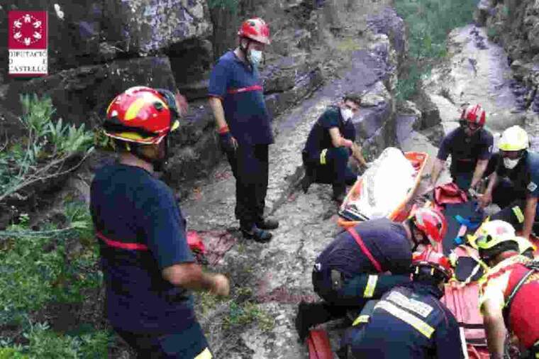 Un grup de bombers rescaten a un xic atrapat en un barranc de Castelló
