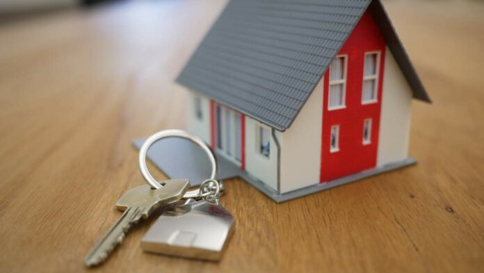 Imatge d'un clauer al costat d'una miniatura d'una casa