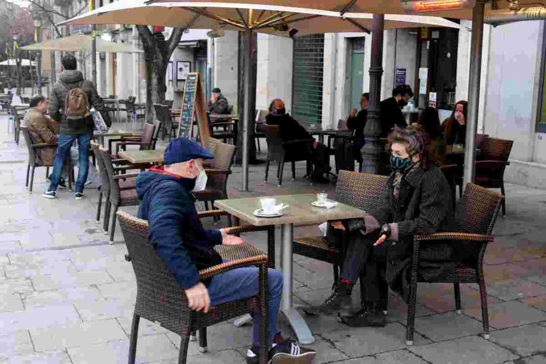 Imatge d'una terrassa de la Rambla de Girona durant el primer dia en què s'ha flexibilitzat les mesures anti-Covid en bars i restaurants.