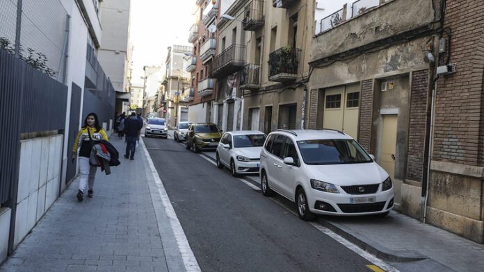 Al voltant de La Presentació, amb carrers d'un sol carril, els cotxes s'acumulen a la vorera Al voltant de La Presentació, amb carrers d'un sol carril, els cotxes s'acumulen a la vorera