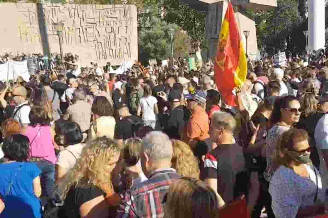 Manifestació antimesures covid-19 a la plaça de Colón de Madrid el 16 d'agost de 2020.
