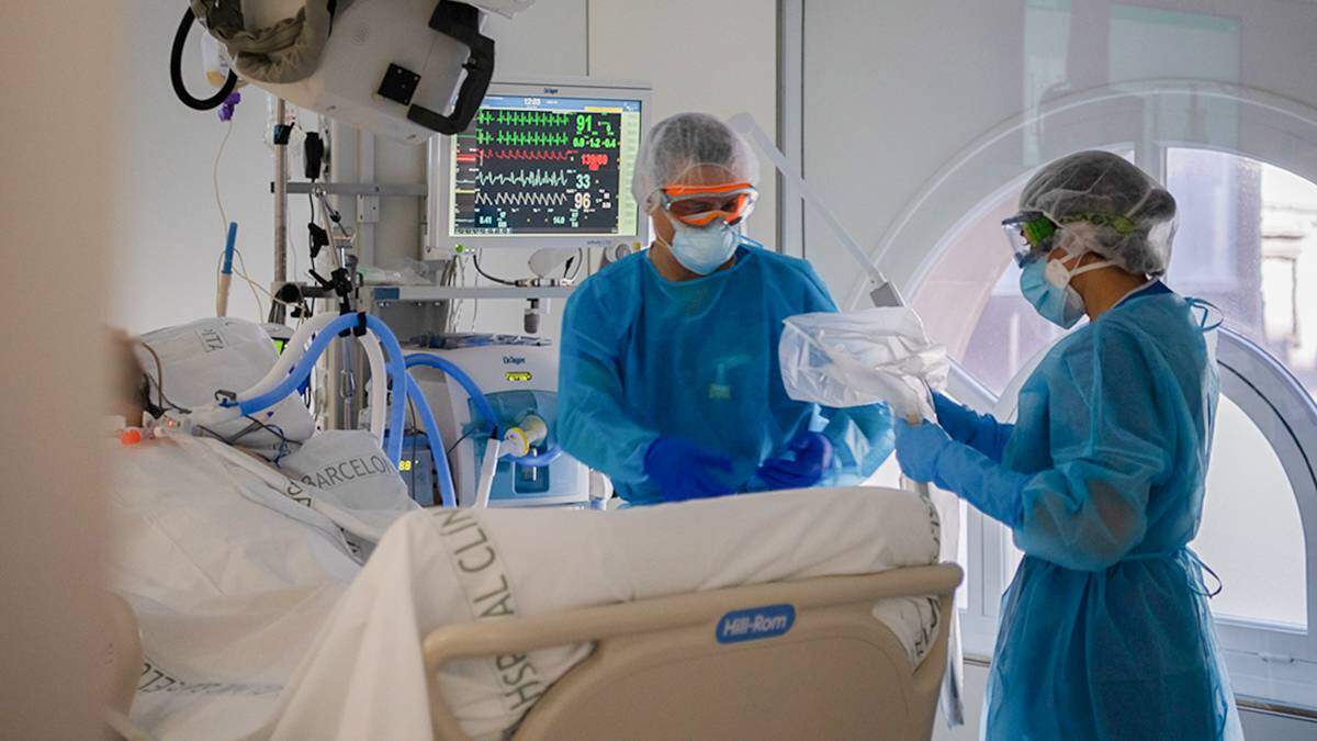 Dos metges atenent amb un pacient amb Covid-19 a l'Àrea de Vigilància Intensiva d'un hospital