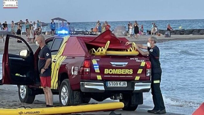 Bombers intervenen en un rescat en la platja en una imatge d'arxiu