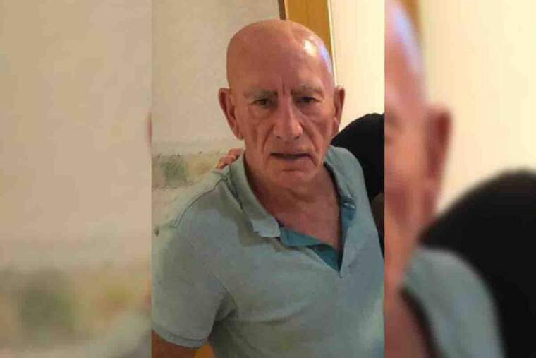 L'home podria estar desorientat i necessita medicació