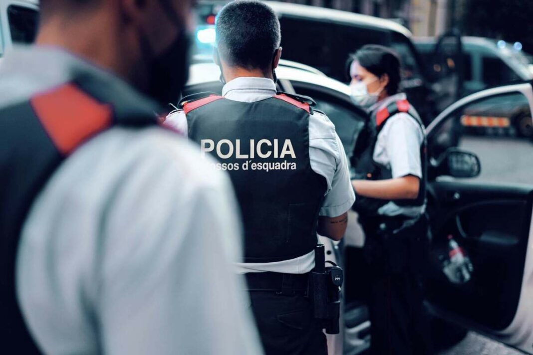 Els sis detinguts estan acusats de set robatoris amb força a l'interior de vehicles