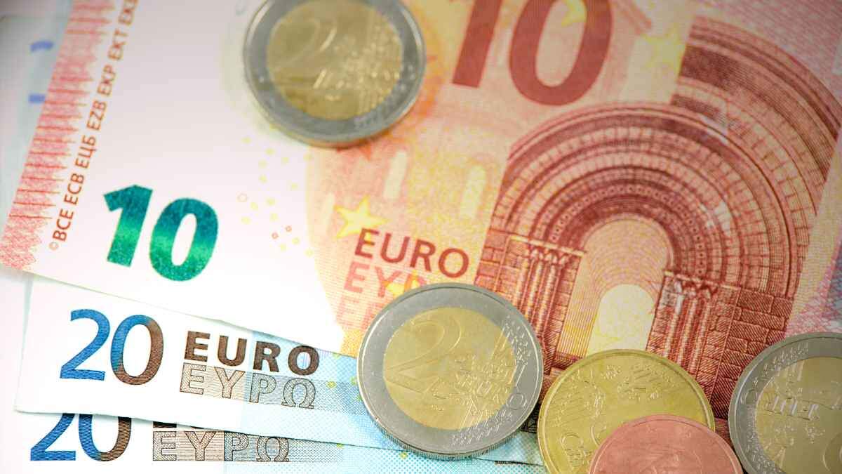 Imatge d'arxiu de monedes i bitllets d'euro