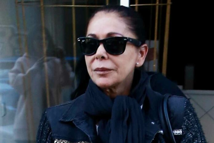 Isabel Pantoja amb unes ulleres de sol negres Isabel Pantoja amb unes ulleres de sol negres