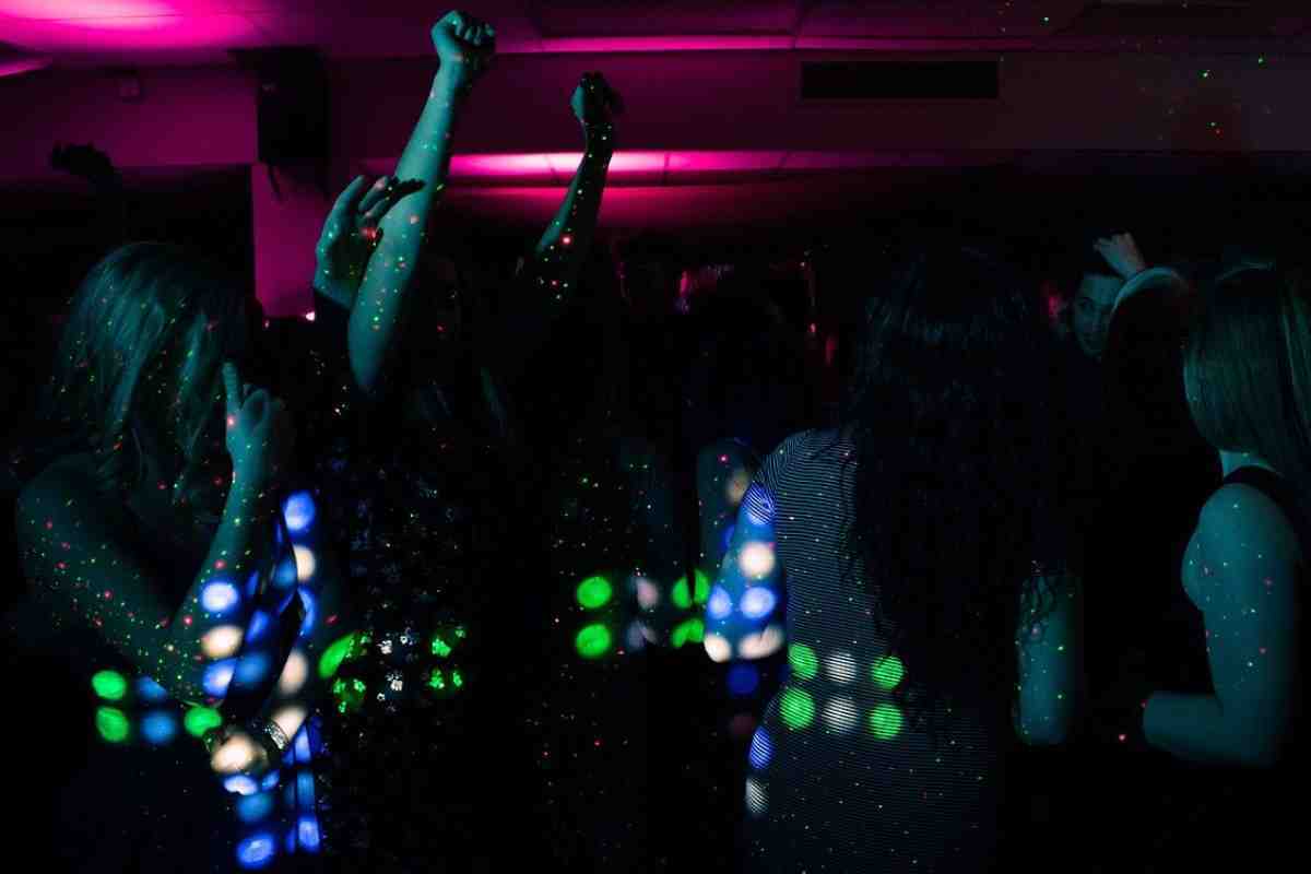 Imatge d'arxiu d'unes noies ballant en una discoteca