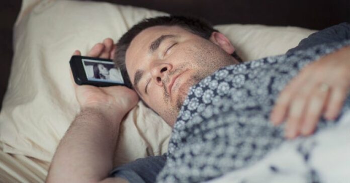 Dormir con el móvil cerca de la cama es peligroso para la salud