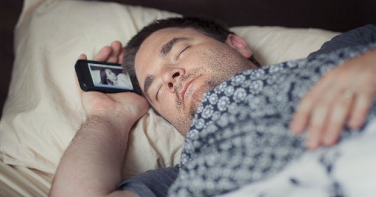 Dormir con el móvil cerca de la cama es peligroso para la salud